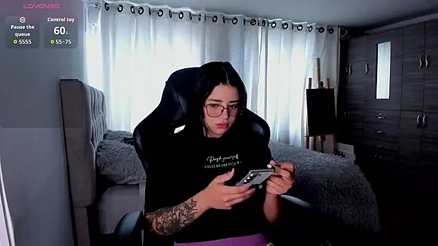 aliice walker  online show from 11-26-25, 01:55