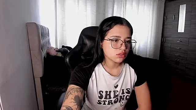 Snapshot of aliice_walker_ chatting on 02-11-26, 04:51 aliice walker online show from 02-11-26, 04:51