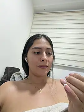 Snapshot of Sophie__Foxxx chatting on 05-29-26, 12:27 Sophie Foxxx online show from 05-29-26, 12:27
