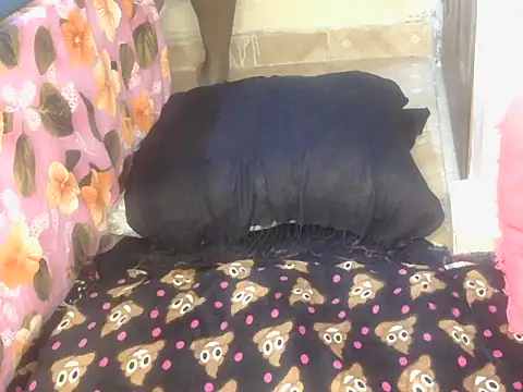 Snapshot of Pretty_hazel chatting on 10-13-25, 04:14 Pretty hazel online show from 10-13-25, 04:14