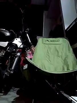 Snapshot of Dwirosebig chatting on 11-17-25, 06:45 Dwirosebig online show from 11-17-25, 06:45