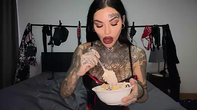 claudiacvc95 online show from 10-29-25, 03:49