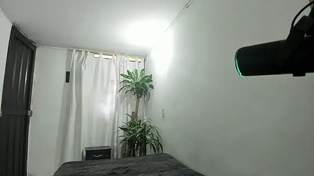 Lia-y-felipe online show from 11-30-25, 08:20