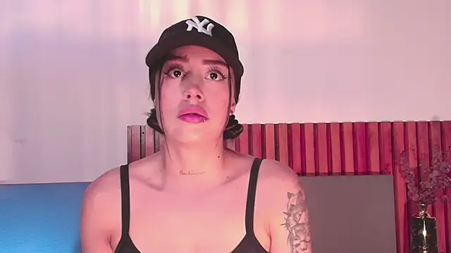 NoraDasilva online show from 12-02-25, 01:35