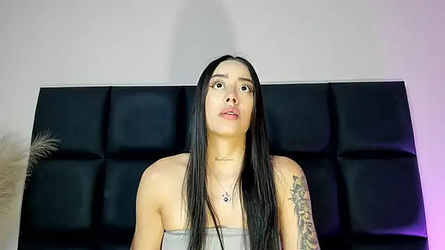 NoraDasilva online show from 11-06-25, 12:14