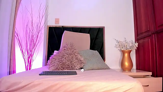 NoraDasilva online show from 03-21-25, 12:40