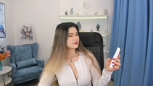 AnneTLi online show from 11-14-25, 03:32