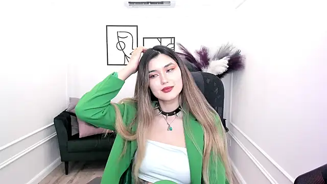 AnneTLi online show from 11-10-25, 07:41