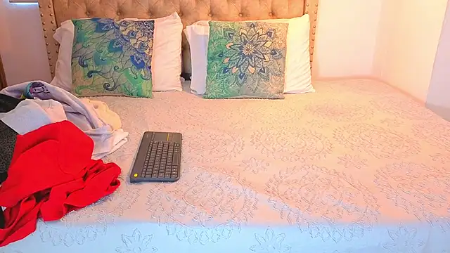 KeryHillson online show from 10-26-25, 02:39