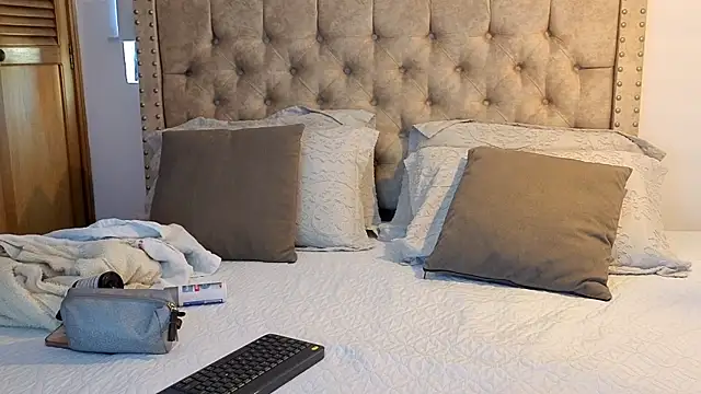 KeryHillson online show from 01-18-26, 01:58