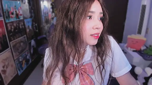 Snapshot of emi_cute chatting on 11-18-25, 02:42 emi cute online show from 11-18-25, 02:42