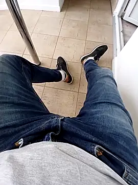 Snapshot of Adriandan1982 chatting on 09-27-25, 09:26 Adriandan1982 online show from 09-27-25, 09:26