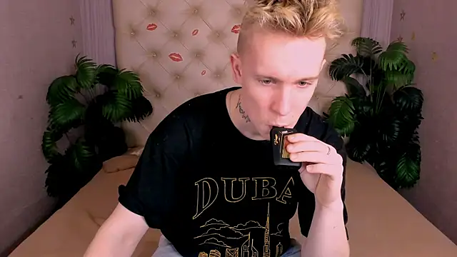 Snapshot of AlexxSweet chatting on 02-06-25, 05:03 AlexxSweet online show from 02-06-25, 05:03