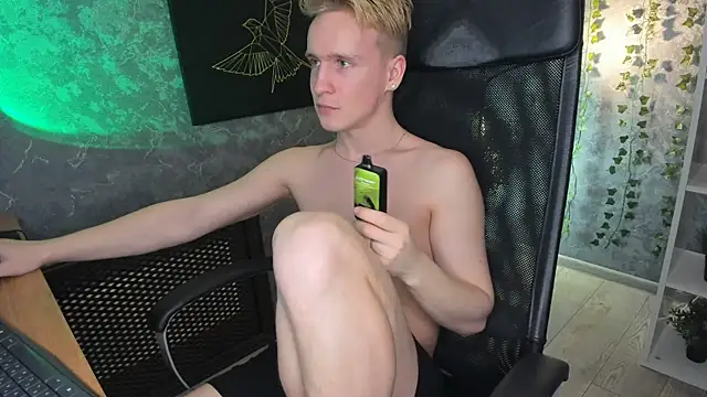 Snapshot of AlexxSweet chatting on 01-18-25, 03:59 AlexxSweet online show from 01-18-25, 03:59