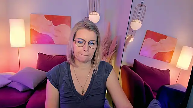 Snapshot of Annie_Light chatting on 02-10-26, 06:34 Annie Light online show from 02-10-26, 06:34