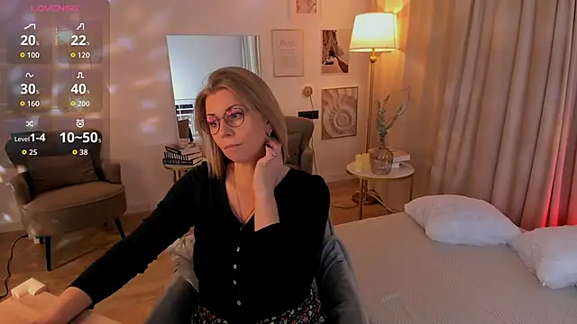 Snapshot of Annie_Light chatting on 02-20-26, 06:26 Annie Light online show from 02-20-26, 06:26