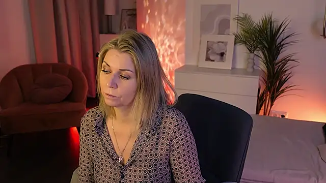 Annie Light online show from 12-16-25, 06:06