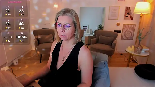 Snapshot of Annie_Light chatting on 02-25-26, 06:35 Annie Light online show from 02-25-26, 06:35