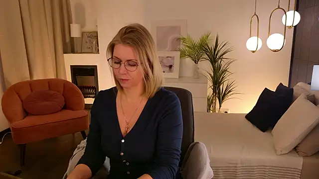 Snapshot of Annie_Light chatting on 02-07-26, 12:35 Annie Light online show from 02-07-26, 12:35