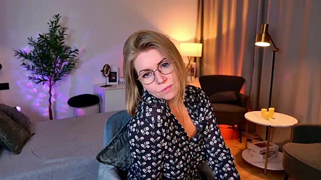 Annie Light online show from 05-19-26, 06:53