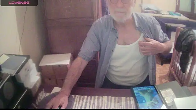 Snapshot of terrybare chatting on 03-05-25, 06:23 terrybare online show from 03-05-25, 06:23