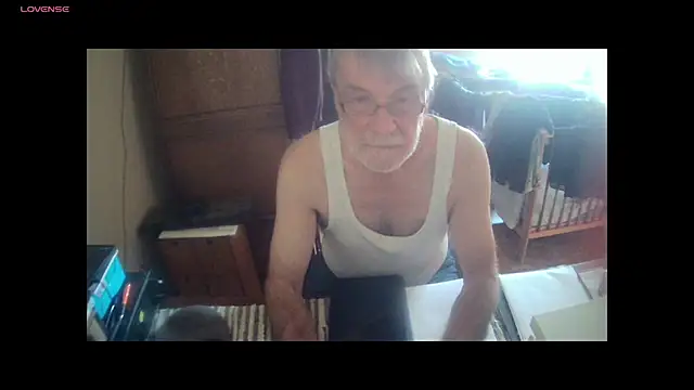 Snapshot of terrybare chatting on 10-28-25, 01:21 terrybare online show from 10-28-25, 01:21