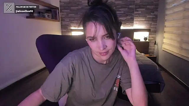 Snapshot of alicewilloww chatting on 10-01-25, 10:57 alicewilloww online show from 10-01-25, 10:57