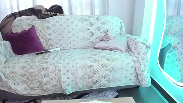 Snapshot of KAROLIVONNE chatting on 02-24-26, 08:42 KAROLIVONNE online show from 02-24-26, 08:42