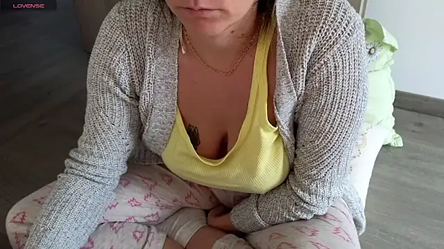 Snapshot of Claraxxxxx chatting on 12-16-24, 12:16 Claraxxxxx online show from 12-16-24, 12:16