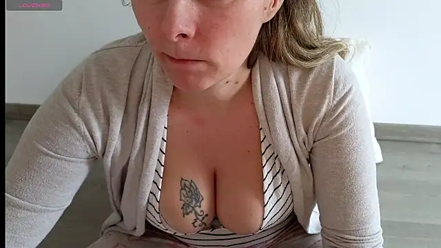 Snapshot of Claraxxxxx chatting on 02-05-25, 02:05 Claraxxxxx online show from 02-05-25, 02:05