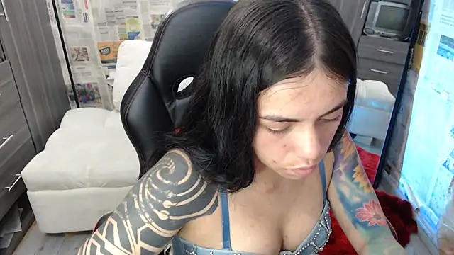 i am nina  online show from 10-25-25, 02:11