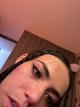 i am nina  online show from 02-18-26, 05:42