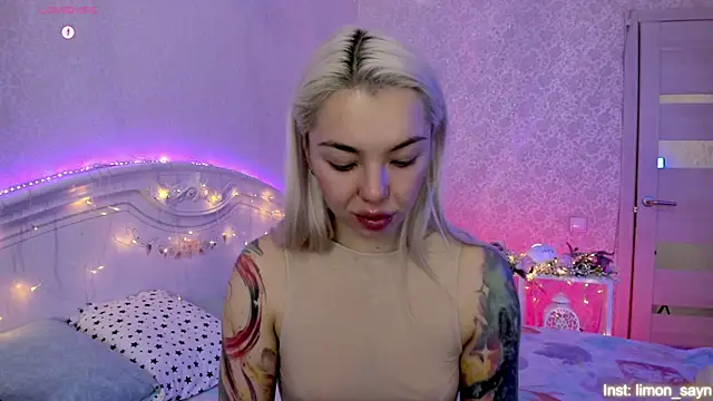 LillyMoure  online show from 11-11-25, 11:31