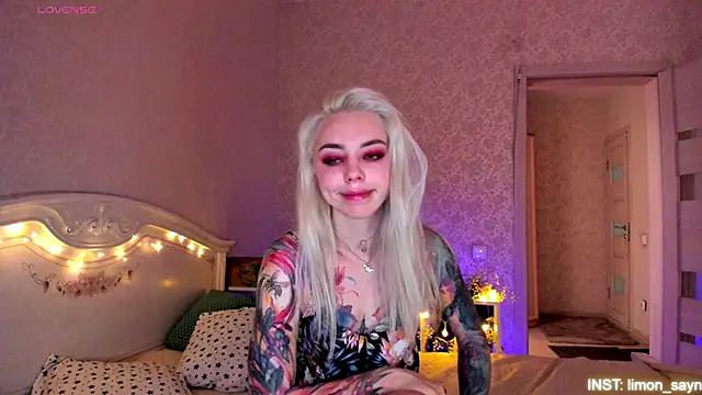 Snapshot of LillyMoure_ chatting on 06-14-26, 02:24 LillyMoure online show from 06-14-26, 02:24