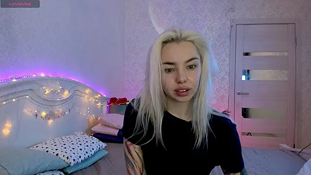 LillyMoure  online show from 10-06-25, 11:16