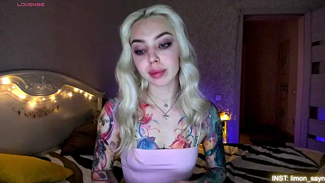 Snapshot of LillyMoure_ chatting on 06-27-26, 11:22 LillyMoure online show from 06-27-26, 11:22