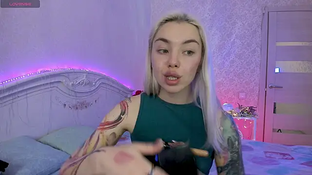 LillyMoure  online show from 11-13-25, 12:14