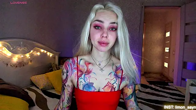 Snapshot of LillyMoure_ chatting on 06-16-26, 11:27 LillyMoure online show from 06-16-26, 11:27