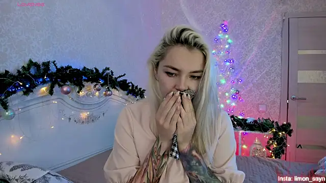 LillyMoure  online show from 12-15-25, 11:42