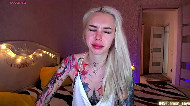 Snapshot of LillyMoure_ chatting on 06-27-26, 01:22 LillyMoure online show from 06-27-26, 01:22