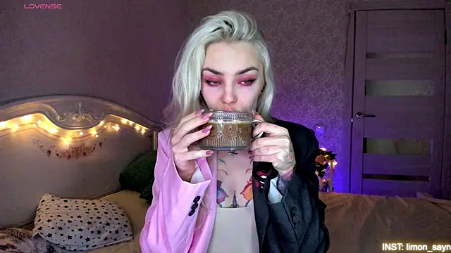 LillyMoure  online show from 05-20-26, 11:57