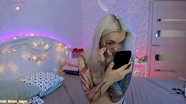 LillyMoure  online show from 10-01-25, 11:19