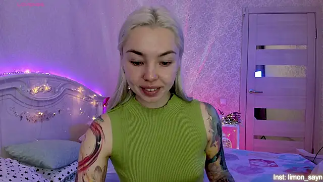 LillyMoure  online show from 10-24-25, 11:37