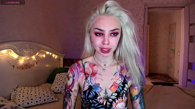 Snapshot of LillyMoure_ chatting on 06-14-26, 02:19 LillyMoure online show from 06-14-26, 02:19