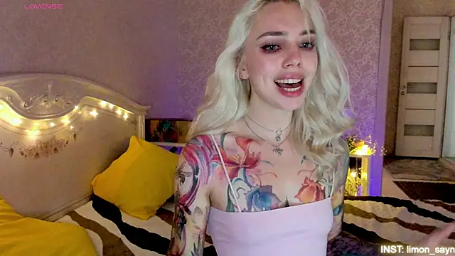 Snapshot of LillyMoure_ chatting on 07-02-26, 03:23 LillyMoure online show from 07-02-26, 03:23