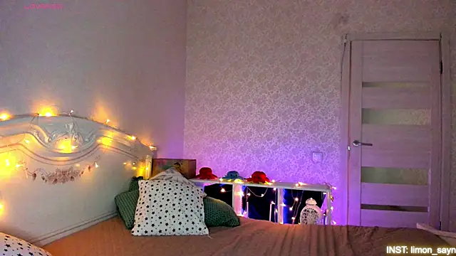 LillyMoure  online show from 04-12-26, 11:30