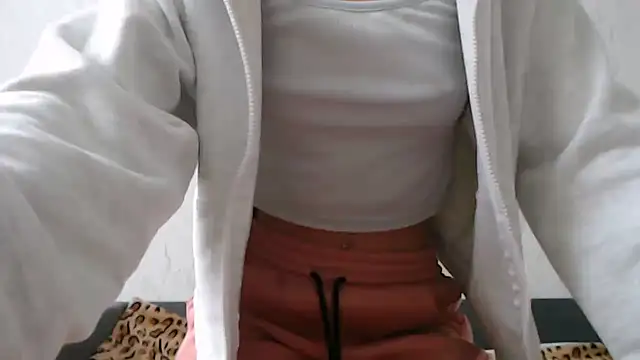 Snapshot of HoneyWiles chatting on 02-11-26, 02:17 HoneyWiles online show from 02-11-26, 02:17