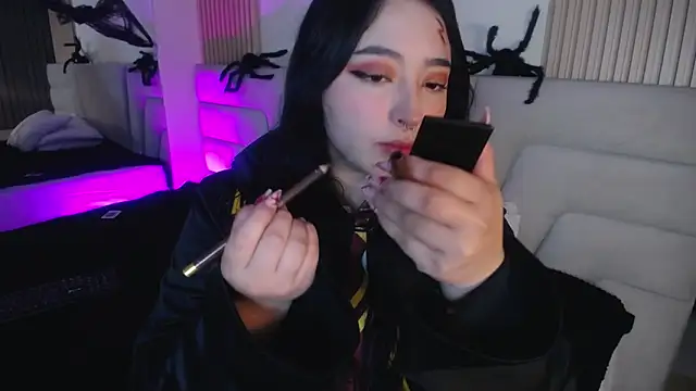 Miss Loise online show from 10-31-25, 03:47