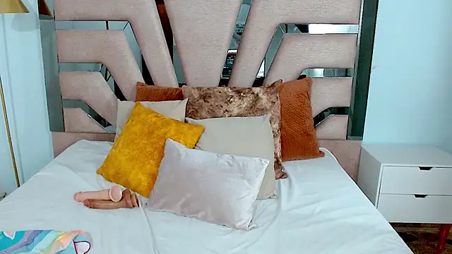 Snapshot of sophia_hadid chatting on 01-16-25, 08:36 sophia hadid online show from 01-16-25, 08:36