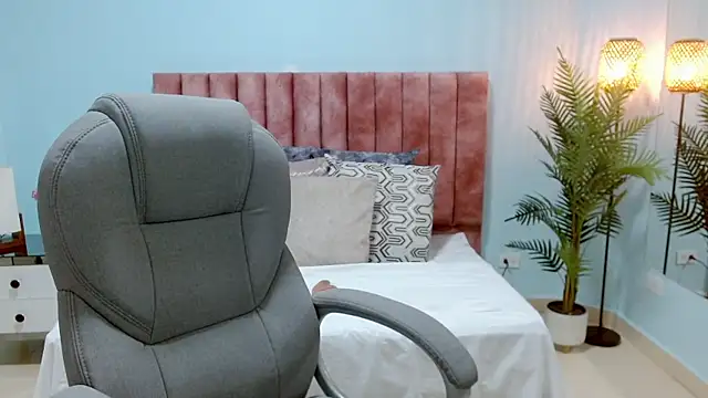 sophia hadid online show from 11-13-25, 08:35